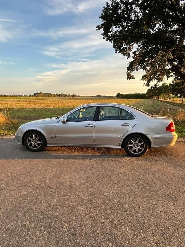 Grau Gebraucht 2006 Mercedes E220 Limousine | 2.990 € - Bild 1/4