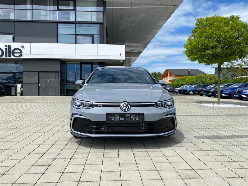 Gebraucht VW Golf VII R-line 150 PS (110 kW) 2021 Mondsteingrau/grau Kleinwagen