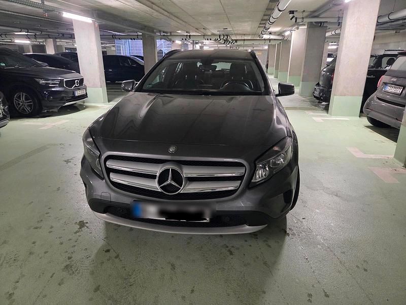 Grau Gebraucht 2014 Mercedes GLA200 Style SUV | 12.300 € (Guter Preis) - Bild 1/4