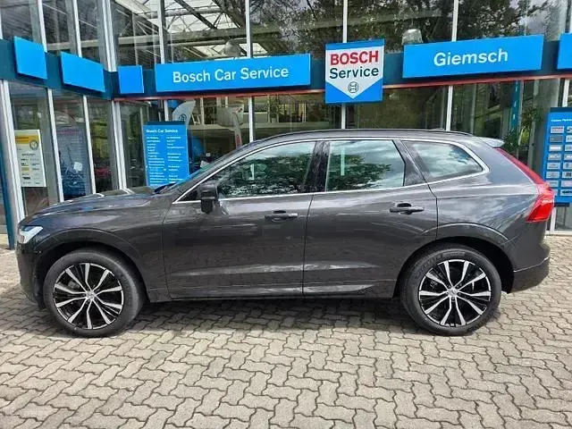 Używany Volvo XC60 Core 197 KM (144 kW) 2024 Szary SUV