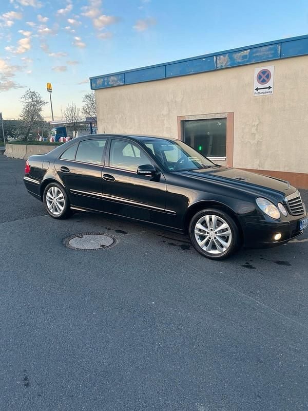 Schwarz Gebraucht 2007 Mercedes E220 Limousine | 4.250 € (Fairer Preis) - Bild 1/4