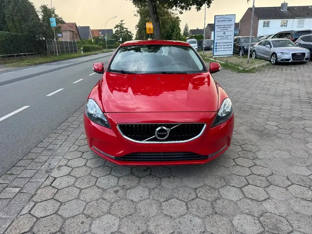 Gebraucht Volvo V40 120 PS (88 kW) 2017 Solidlak passion red / solid Limousine