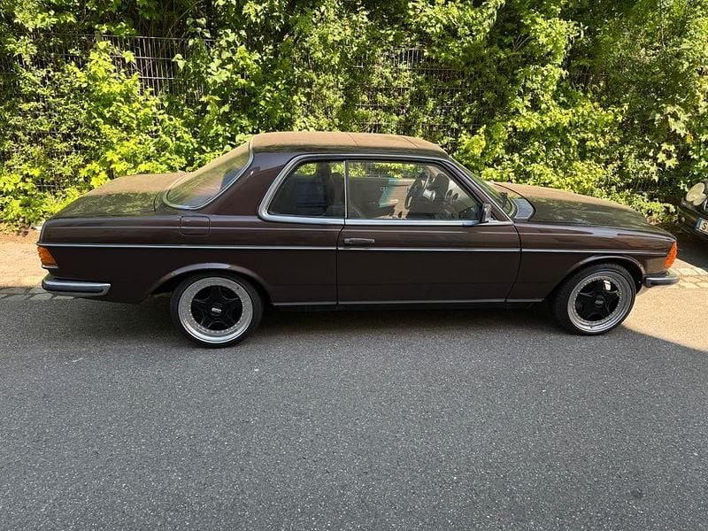 Braun Gebraucht 1982 Mercedes E280 Coupé | 21.999 € - Bild 1/4