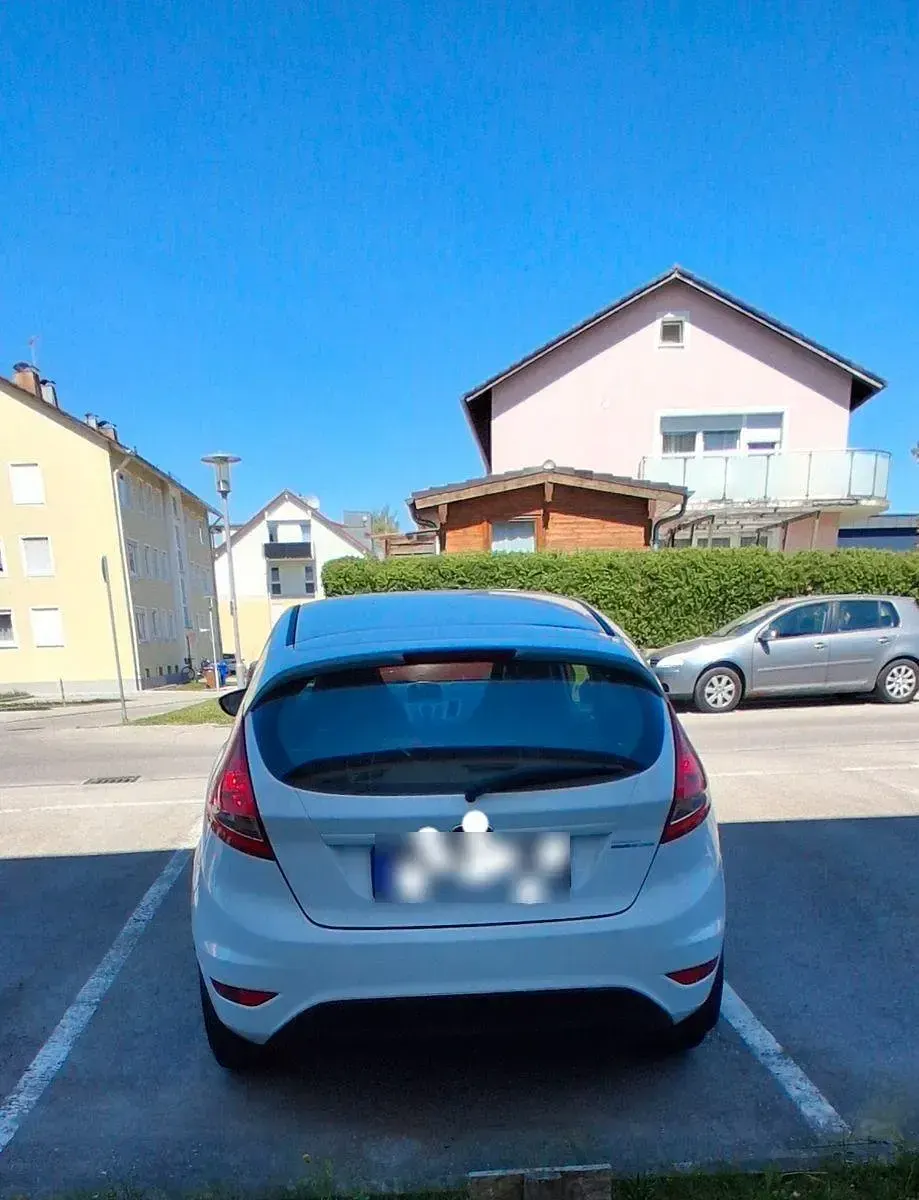 Gebraucht Ford Fiesta Ambiente 60 PS (44 kW) 2010 Weiß Kleinwagen