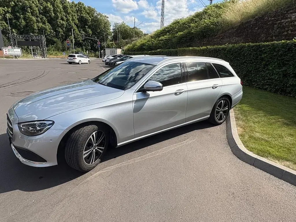 Gebraucht Mercedes E200 197 PS (144 kW) 2023 Silber Limousine