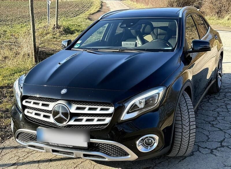 Schwarz Gebraucht 2017 Mercedes GLA250 Edition SUV | 20.900 € (Fairer Preis) - Bild 1/4