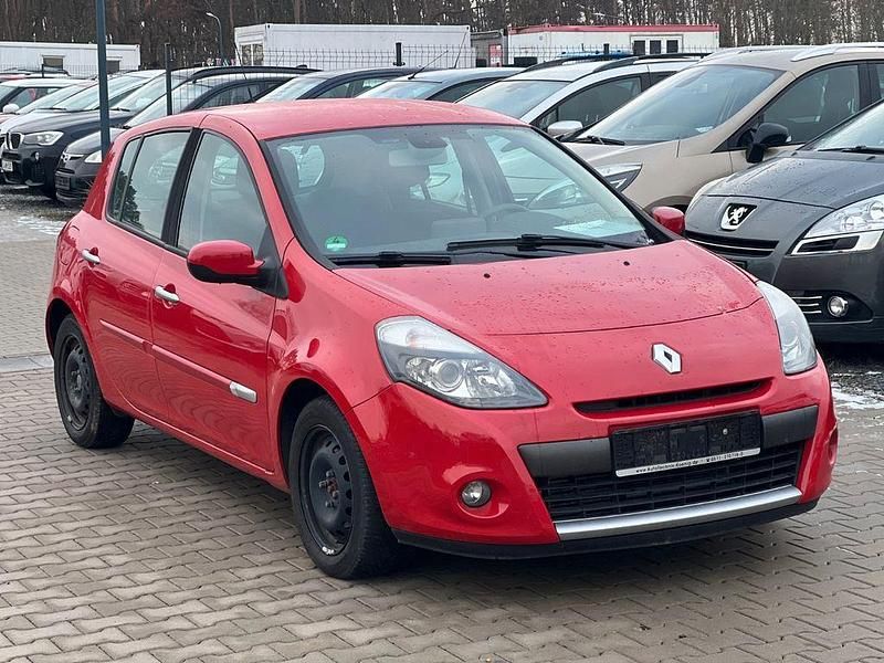 Rot Gebraucht 2009 Renault Clio III Dynamique Limousine | 2.799 € (Fairer Preis) - Bild 1/4