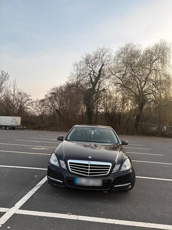 Gebraucht Mercedes E200 130 PS (95 kW) 2011 Schwarz Limousine
