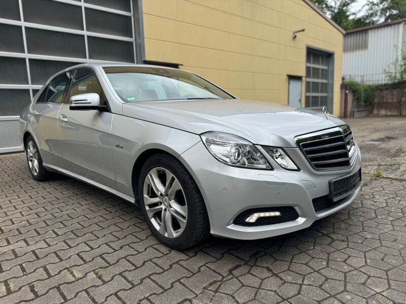 Silber Gebraucht 2010 Mercedes E200 Avantgarde Limousine | 10.950 € (Fairer Preis) - Bild 1/4