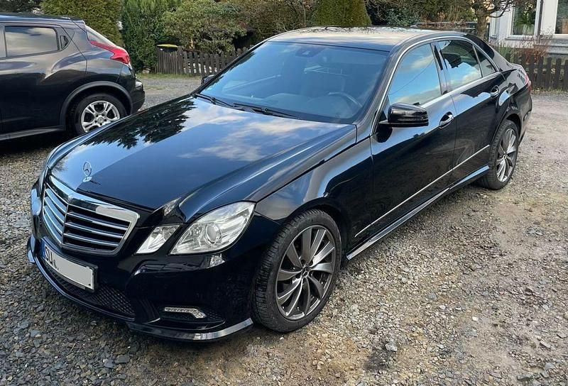 Schwarz Gebraucht 2010 Mercedes 200 Limousine | 13.000 € - Bild 1/4