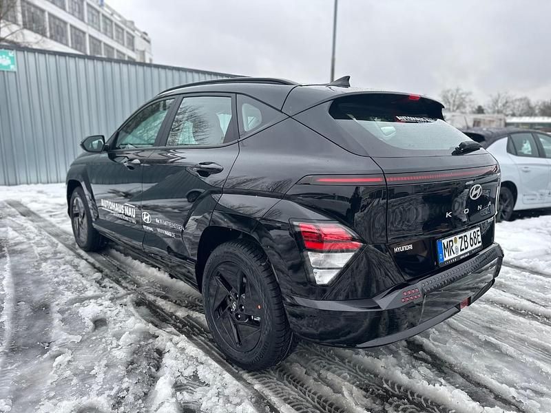 Gebraucht Hyundai Kona Select 99 kW (135 PS) 2026 Abyss black / mic SUV
