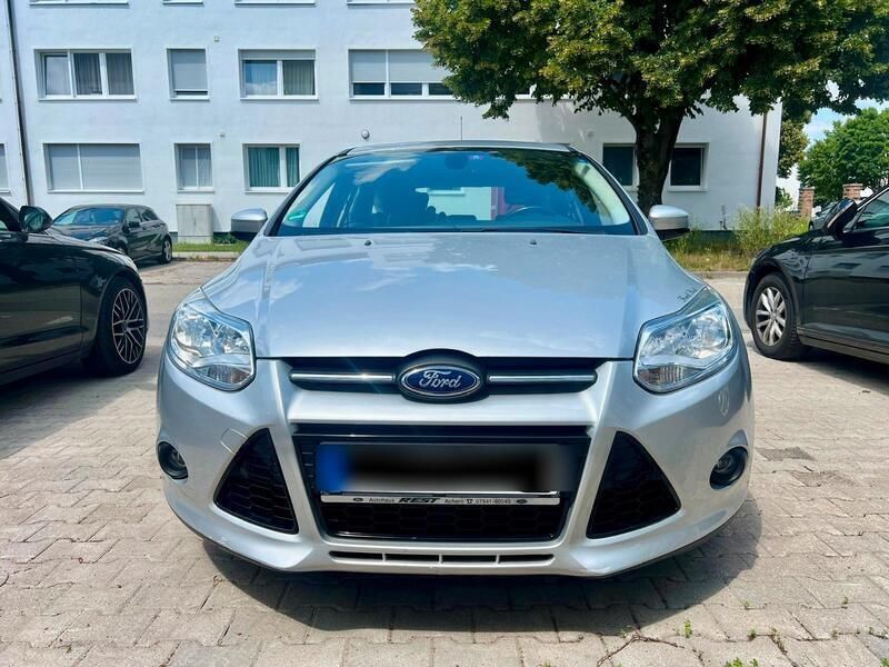 Silber Gebraucht 2012 Ford Focus Limousine | 5.300 € (Fairer Preis) - Bild 1/4