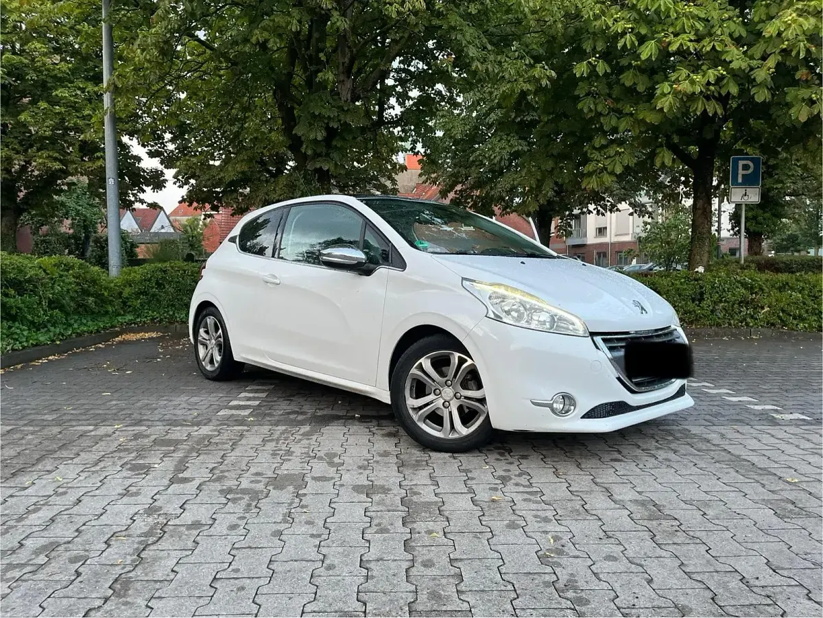 Gebraucht Peugeot 208 95 PS (69 kW) 2012 Weiß Kleinwagen