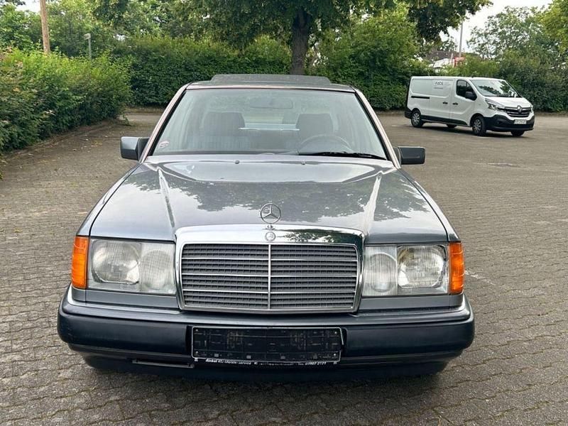 Gebraucht Mercedes E200 118 PS (86 kW) 1989 Grau Limousine