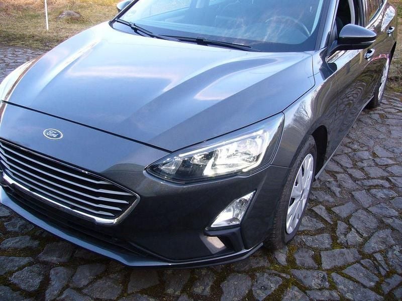 Grau Gebraucht 2020 Ford Focus Cool & Connect Limousine | 11.800 € (Guter Preis) - Bild 1/4