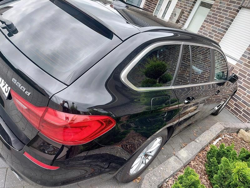 Schwarz Gebraucht 2018 BMW 520 Kombi | 20.500 € (Superpreis) - Bild 1/4