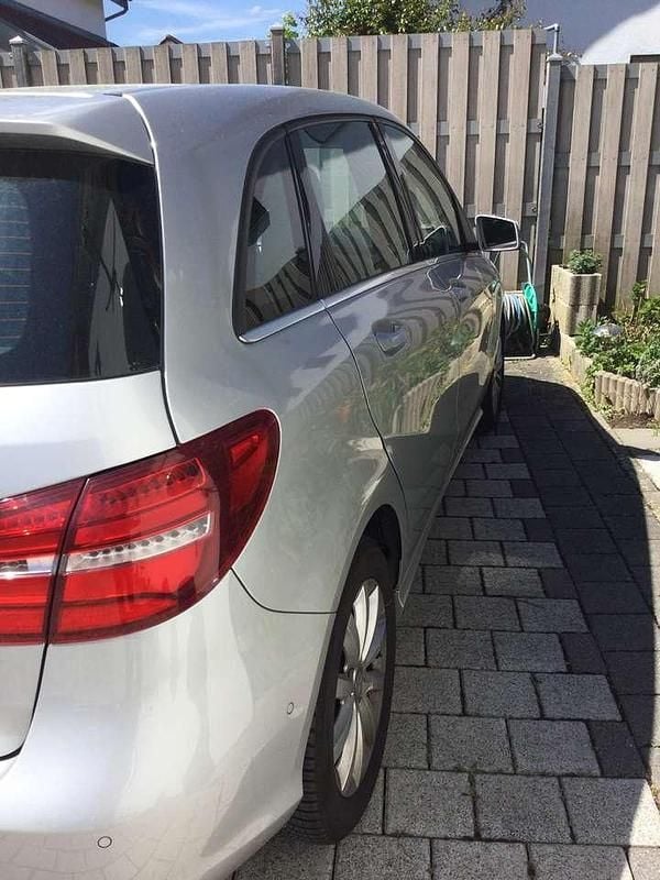 Silber Gebraucht 2016 Mercedes B180 Van / Kleinbus | 11.000 € (Superpreis) - Bild 1/4