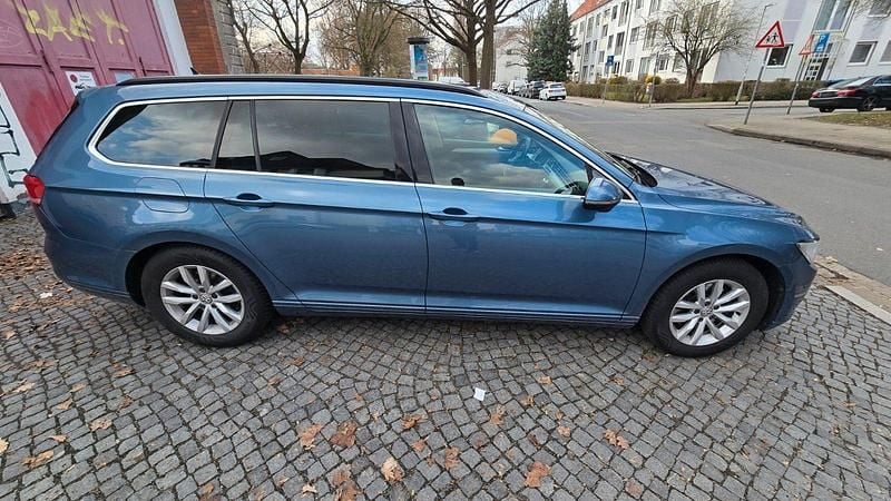Gebraucht VW Passat Comfortline 150 PS (110 kW) 2016 Blau Limousine