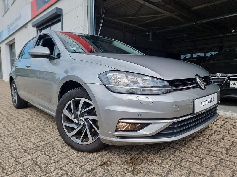 Tungsten silver metallic Gebraucht 2018 VW Golf VII Sound Limousine | 15.950 € (Fairer Preis) - Bild 1/4