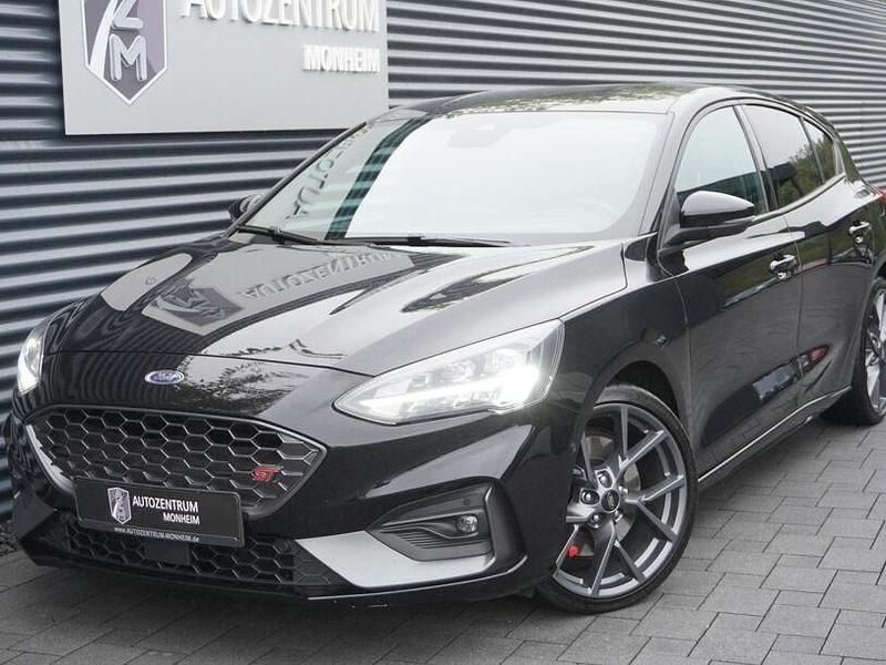 Obsidianschwarz metallic Gebraucht 2021 Ford Focus ST Limousine | 25.990 € (Fairer Preis) - Bild 1/4