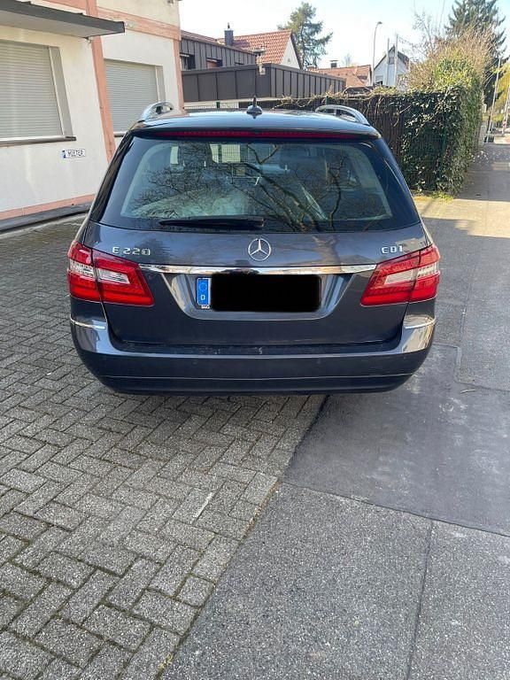 Gebraucht Mercedes E220 Elegance 170 PS (125 kW) 2011 Schwarz Limousine