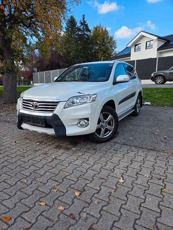 Weiß Gebraucht 2013 Toyota RAV4 Travel SUV | 6.999 € (Fairer Preis) - Bild 1/4