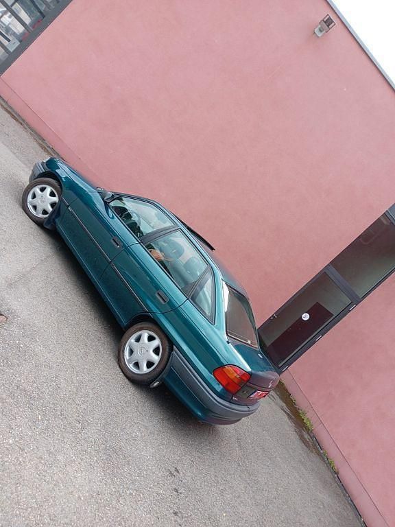 Grün Gebraucht 1994 Opel Astra Limousine | 3.900 € - Bild 1/1