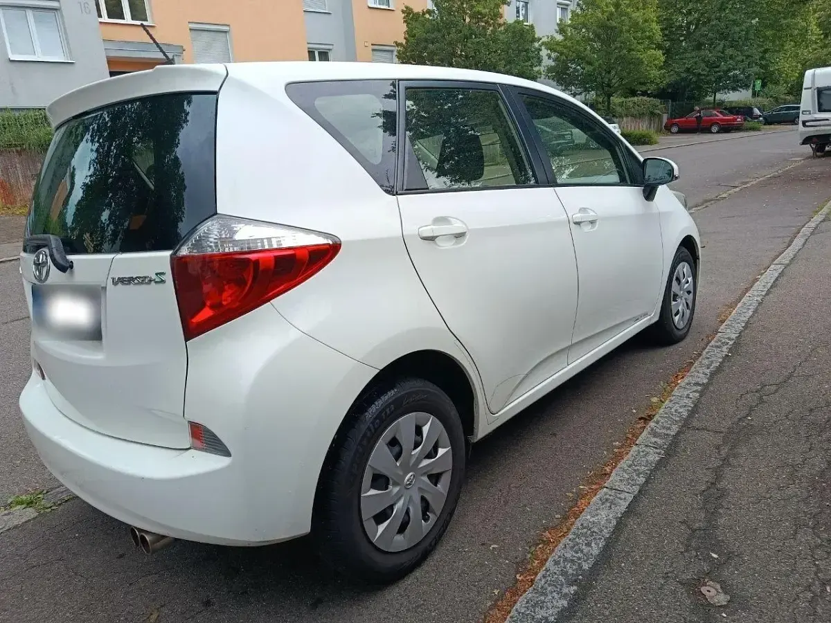 Gebraucht Toyota Verso-S Comfort 99 PS (72 kW) 2013 Weiß Van / Kleinbus