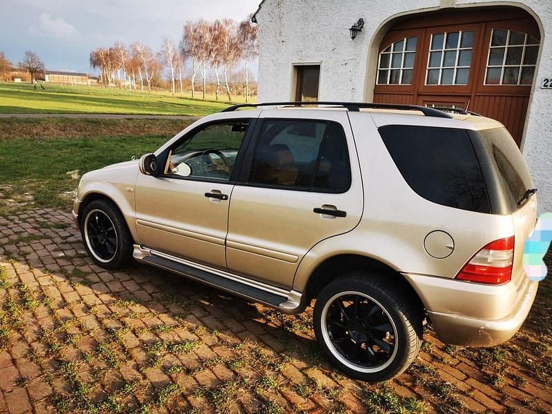 Gebraucht Mercedes ML320 218 PS (160 kW) 2003 Gold SUV