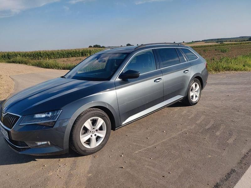 Grau Gebraucht 2019 Skoda Superb Kombi | 18.100 € (Fairer Preis) - Bild 1/4