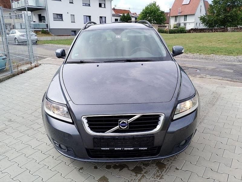Grau Gebraucht 2009 Volvo V50 Kinetic Kombi | 1.999 € (Guter Preis) - Bild 1/4