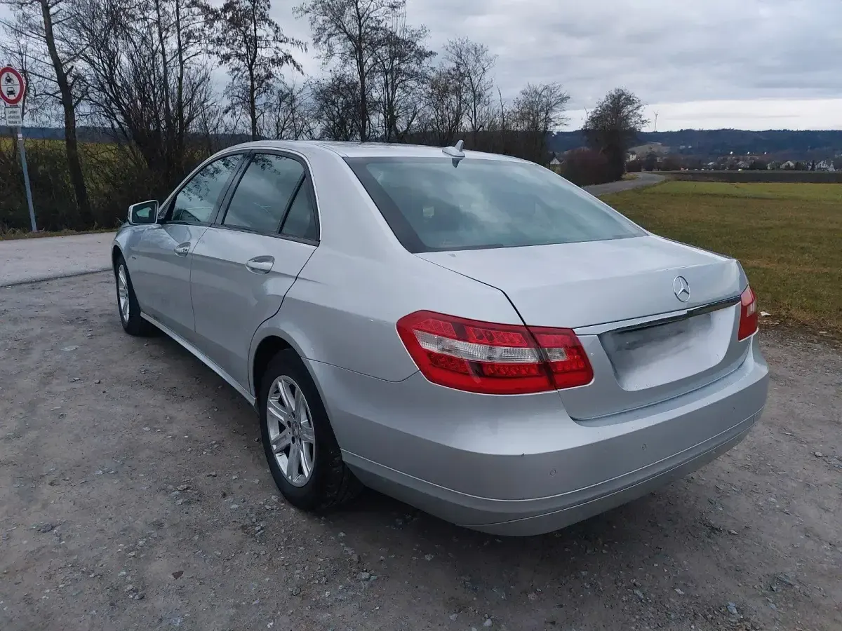 Gebraucht Mercedes E220 170 PS (125 kW) 2011 Grau Limousine