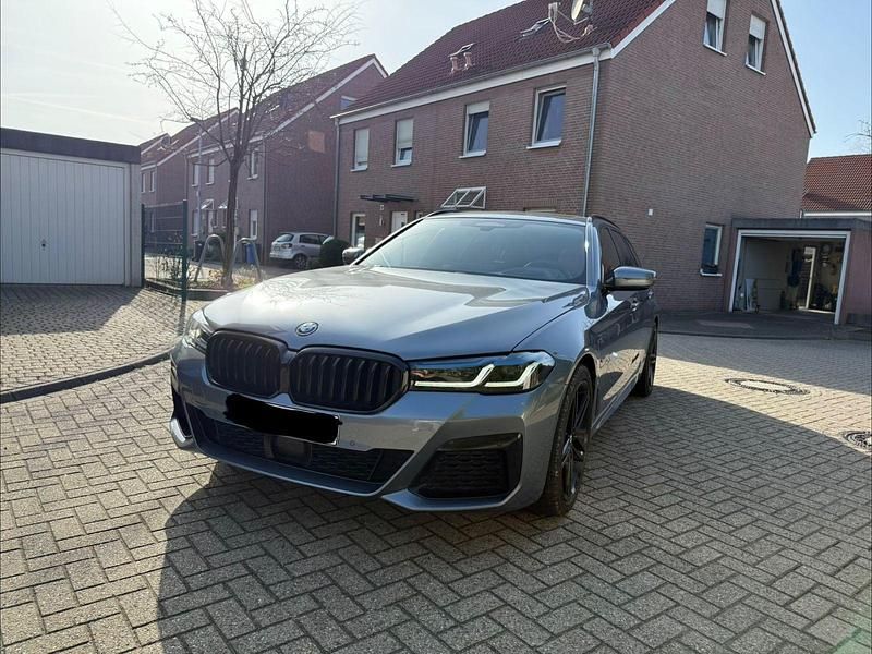 Gebraucht BMW 530e Shadowline 292 PS (214 kW) 2022 Grau Kombi