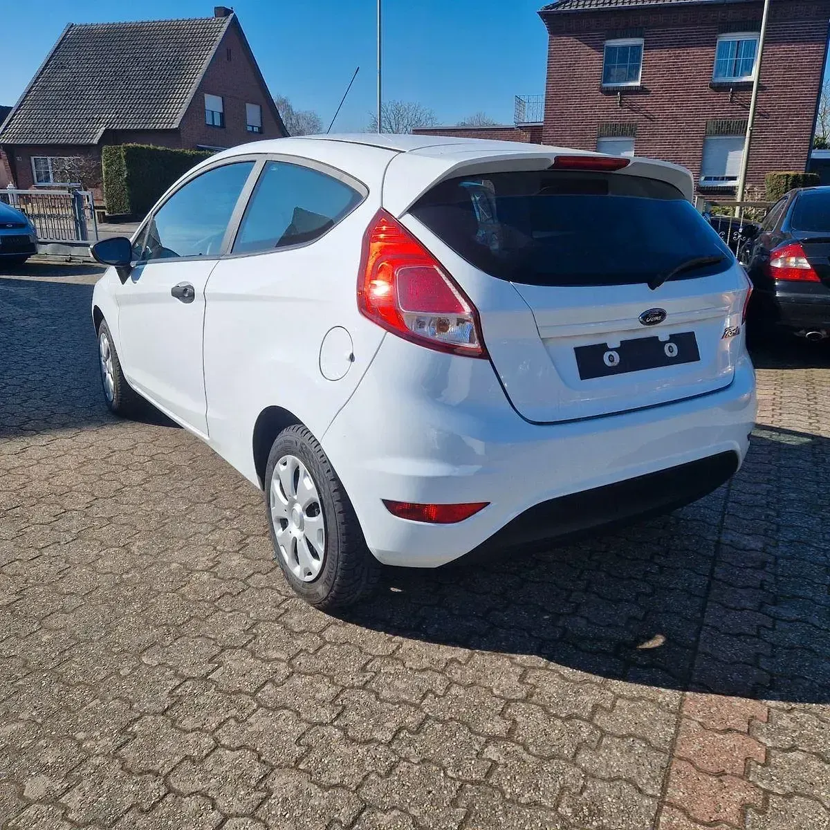 Gebraucht Ford Fiesta Ambiente 60 PS (44 kW) 2017 Weiß Kleinwagen