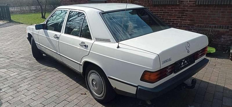 Gebraucht Mercedes 190 118 PS (86 kW) 1985 Weiß Limousine