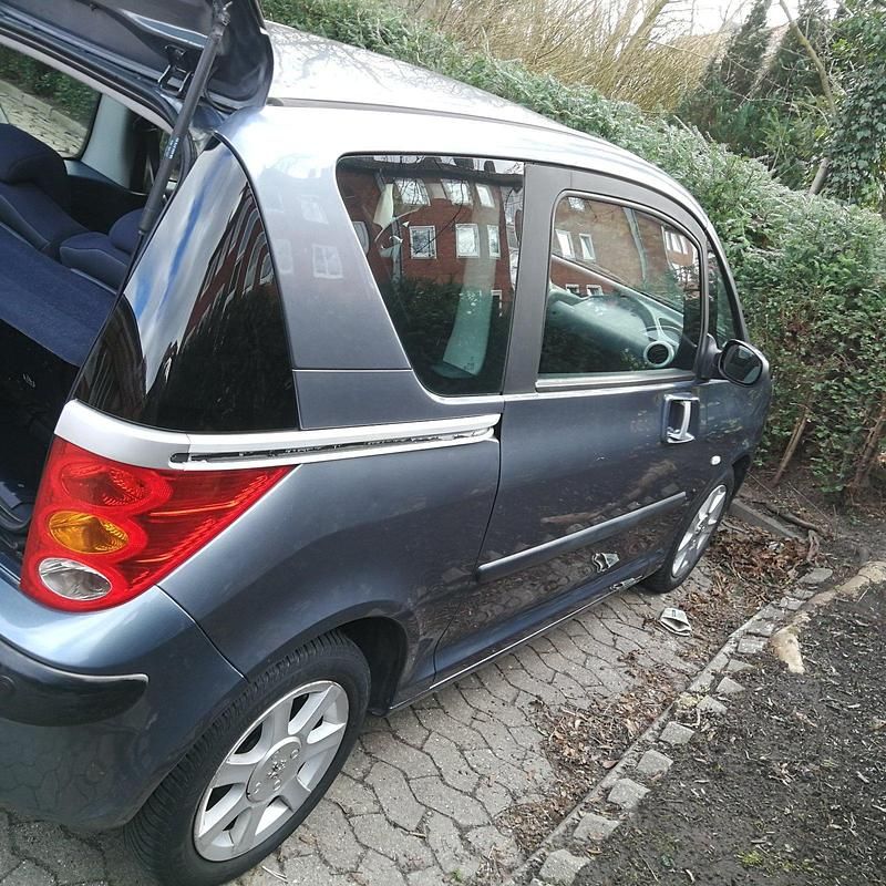 Gebraucht Peugeot 1007 73 PS (53 kW) 2005 Silber Van / Kleinbus