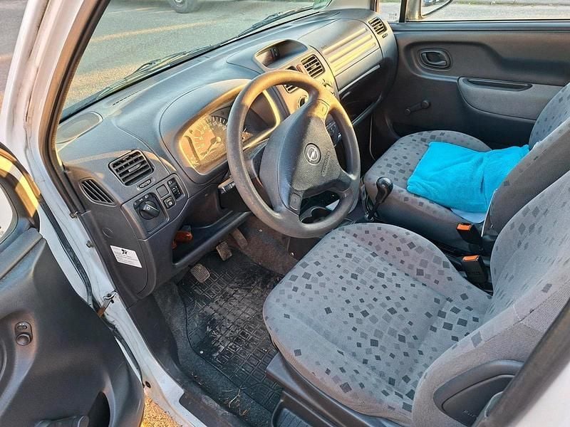 Gebraucht Opel Agila 58 PS (42 kW) 2002 Weiß Van / Kleinbus