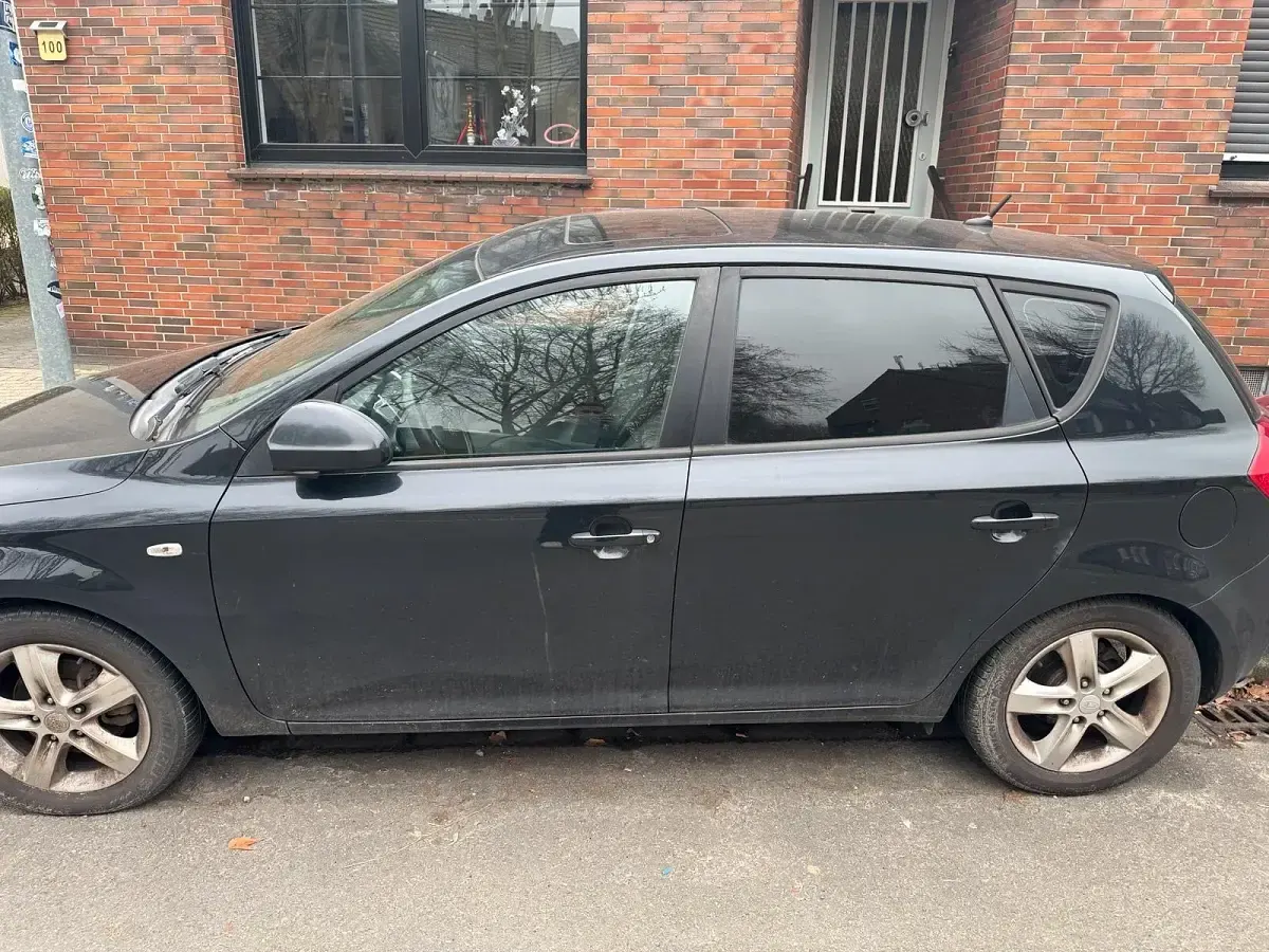 Używany Kia Ceed 143 KM (105 kW) 2008 Czarny Hatchback