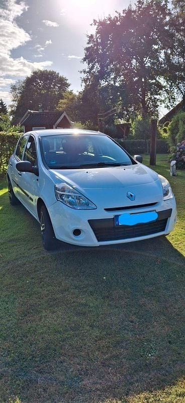 Weiß Gebraucht 2011 Renault Clio II Expression Kleinwagen | 2.800 € (Fairer Preis) - Bild 1/4