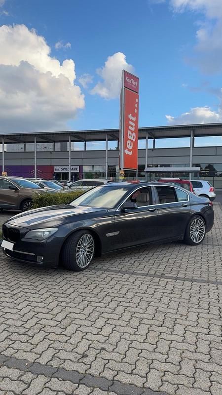 Grau Gebraucht 2009 BMW 730 Limousine | 9.700 € (Guter Preis) - Bild 1/4