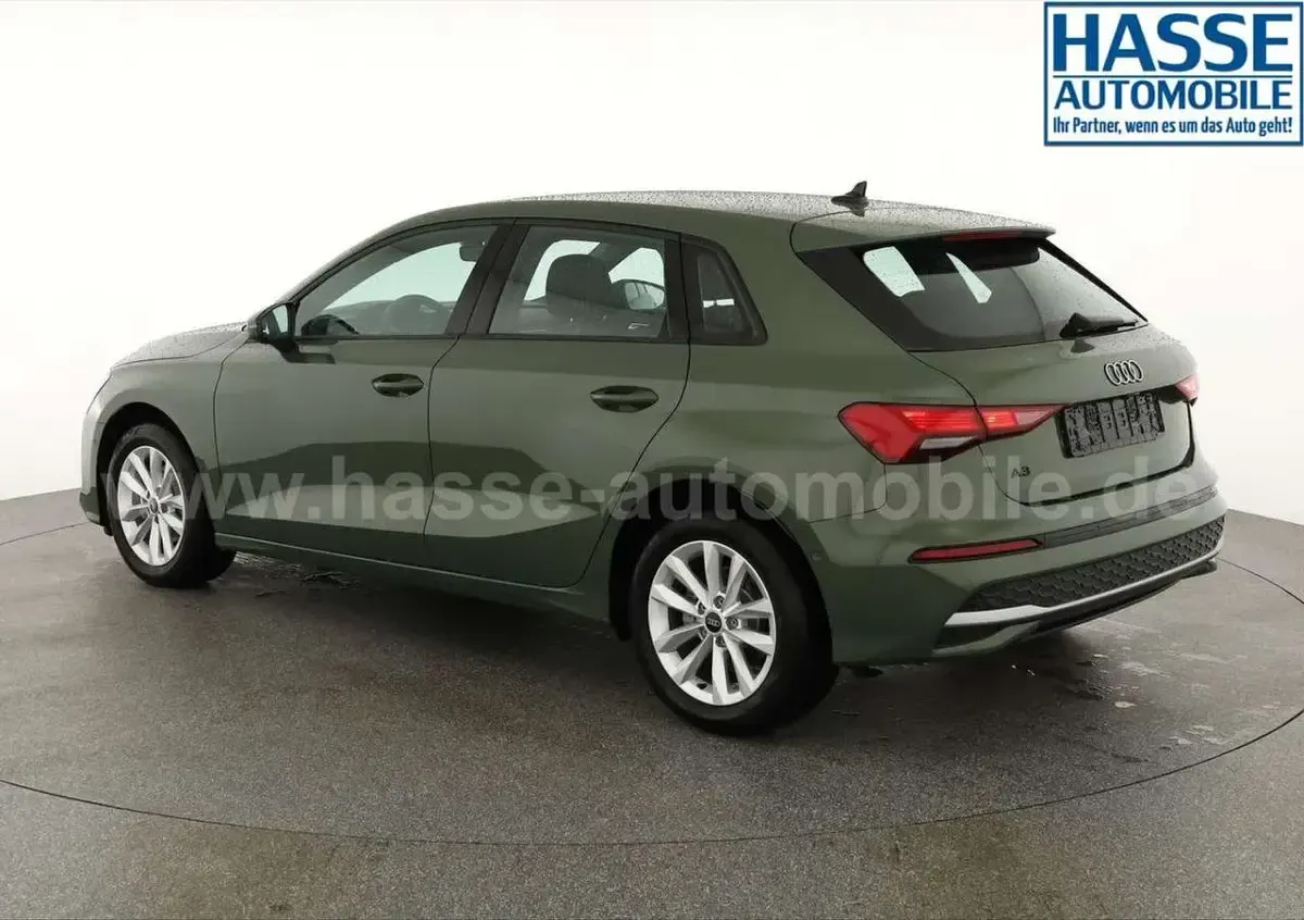 Neu Audi A3 Ambiente 150 PS (110 kW) 2025 Distrikt grün metallic Limousine