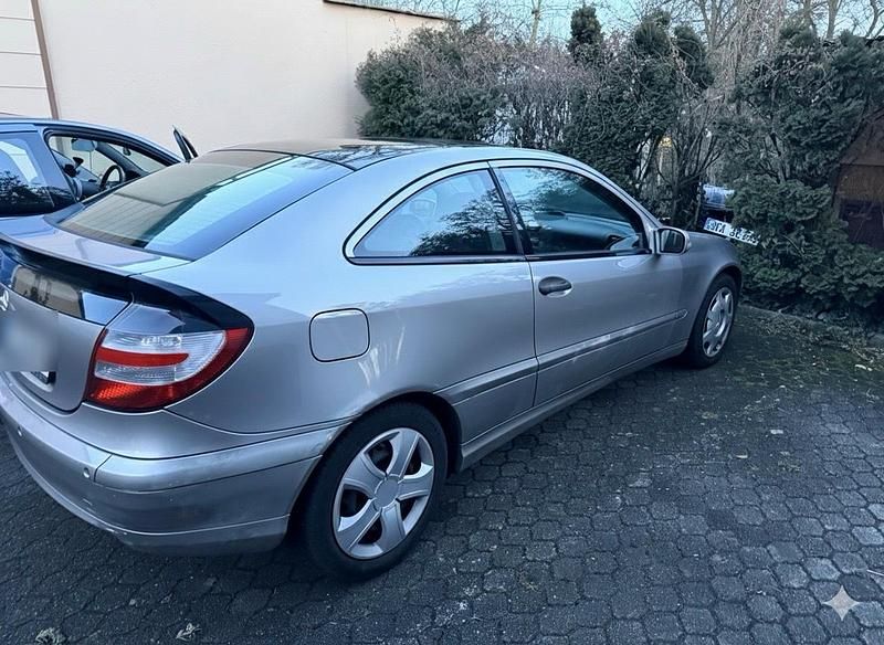 Grau Gebraucht 2005 Mercedes C180 Coupé | 2.400 € (Fairer Preis) - Bild 1/4