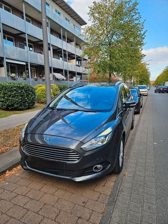 Grau Gebraucht 2016 Ford S-MAX Titanium Van / Kleinbus | 15.900 € (Superpreis) - Bild 1/4