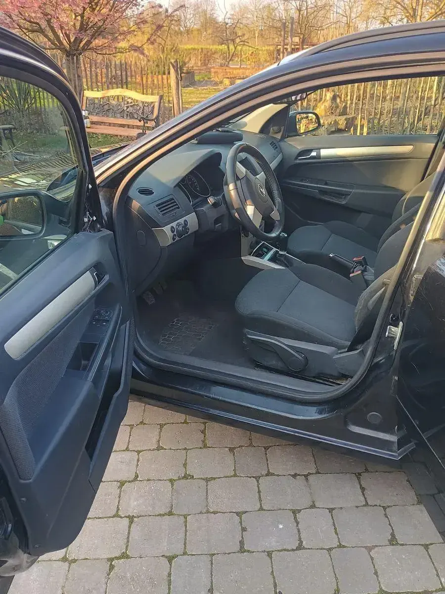 Gebraucht Opel Astra 105 PS (77 kW) 2008 Schwarz Kombi