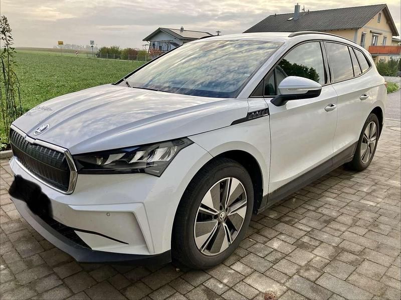 Weiß Gebraucht 2022 Skoda Enyaq iV Loft SUV | 28.900 € (Fairer Preis) - Bild 1/2