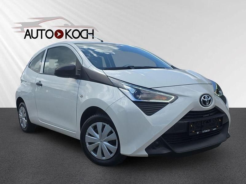 Weiß Gebraucht 2021 Toyota Aygo Business Edition Kleinwagen | 11.289 € (Fairer Preis) - Bild 1/4
