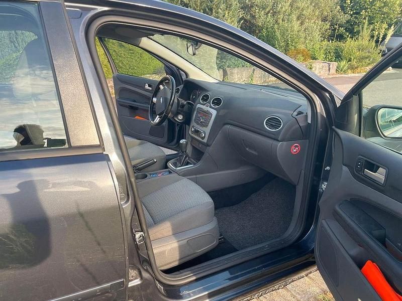 Gebraucht Ford Focus Ambiente 101 PS (74 kW) 2008 Grau Limousine