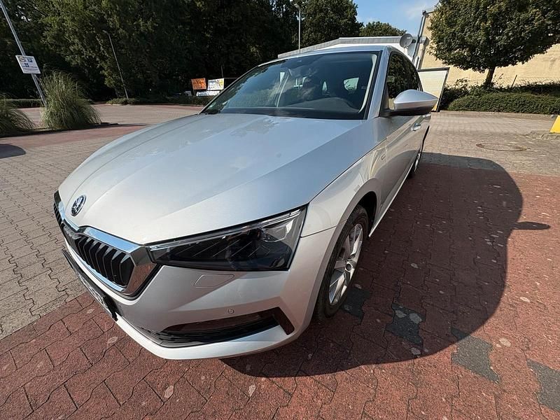 Silber Gebraucht 2022 Skoda Scala Kleinwagen | 16.799 € (Superpreis) - Bild 1/4