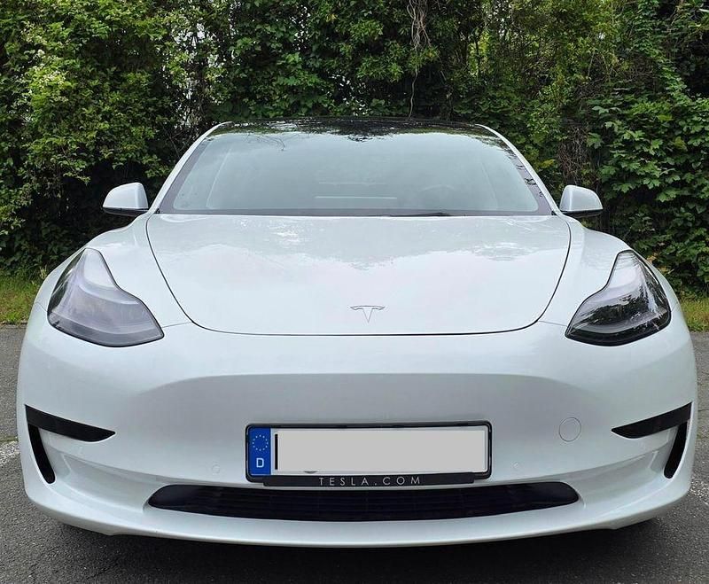 Weiß Gebraucht 2021 Tesla Model 3 Standard Range Plus Limousine | 24.300 € (Guter Preis) - Bild 1/4