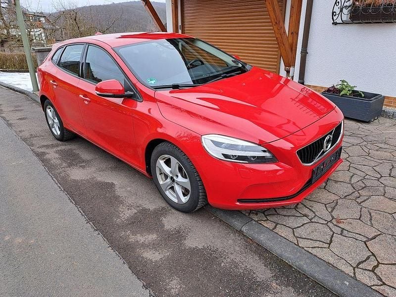 Gebraucht Volvo V40 Momentum 150 PS (110 kW) 2019 Rot Limousine